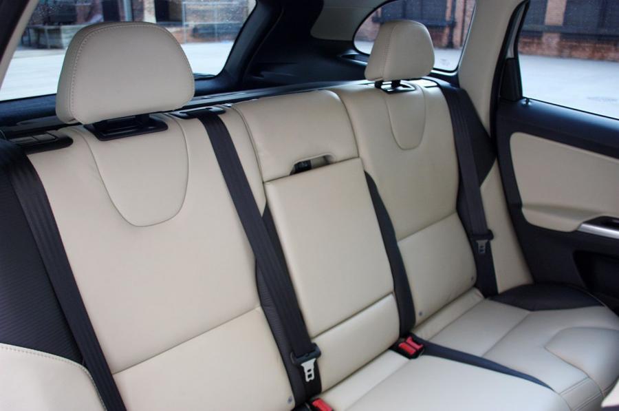 Volvo XC60 R-Design 2012 года  (фото 10 из 90)
